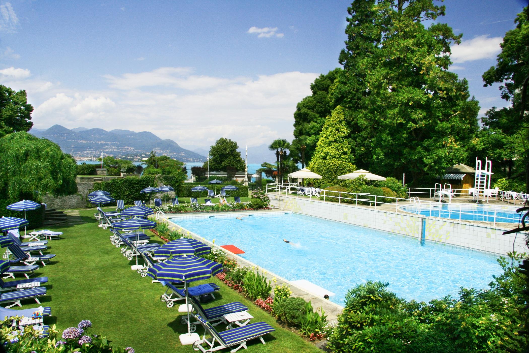 Des iles. Гранд отель Борромео Стреза. Отель Борромео Стреза Италия. Grand Hotel des Iles Borromees - Стреза, Италия. Италия Стреза отели с бассейном на крыше в горах.